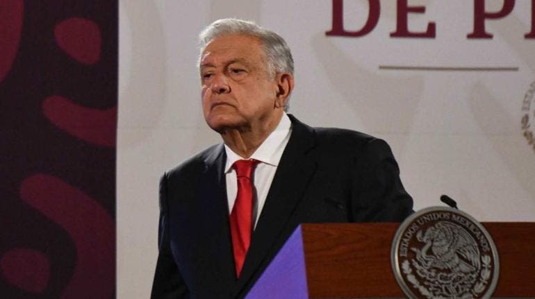 AMLO pide al SAT exhibir a deudores fiscales
