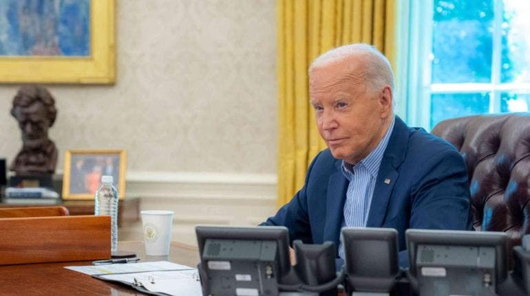 Asesores de Biden entregaron una lista de preguntas ‘autorizadas' a dos locutores de radio