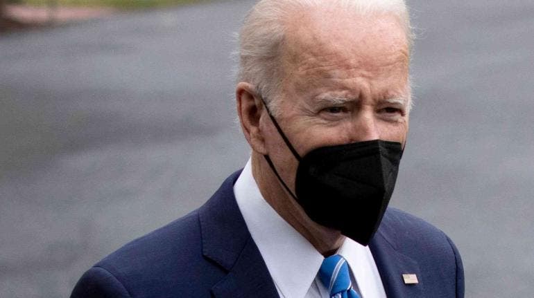 Biden sigue experimentando ‘síntomas leves’ por Covid-19, según su médico