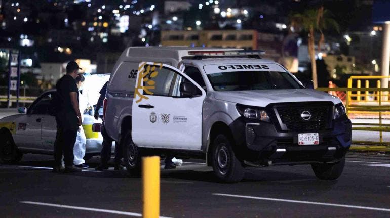 Dejan 3 cuerpos desmembrados frente a un supermercado en Acapulco