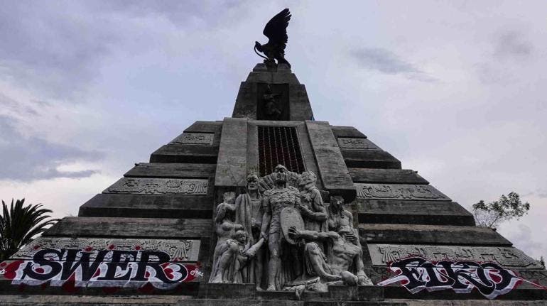 Incendio en monumento
