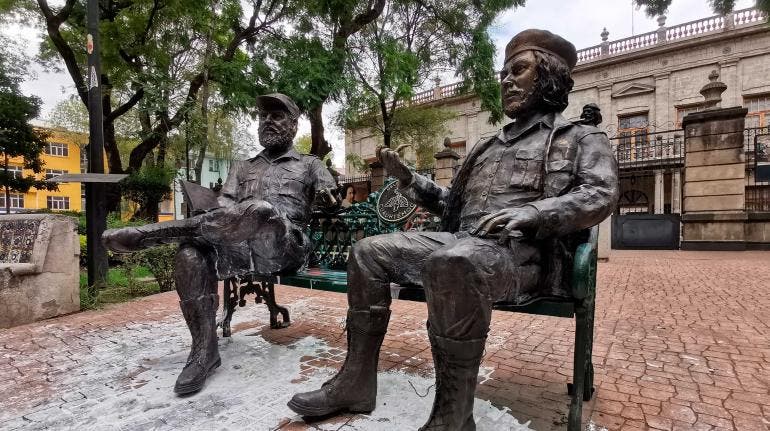 Estatuas de Fidel Castro y Che Guevara en la Tabacalera