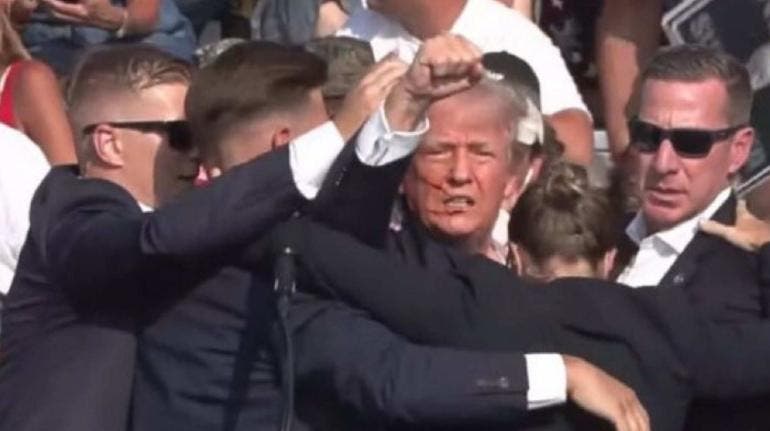Evacúan mitin de Trump; grupo de personas agreden a periodistas