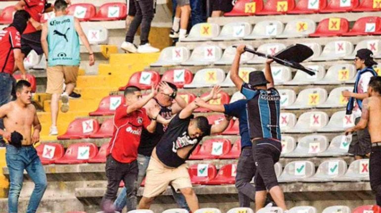 ONG pide regular venta de alcohol en estadios ante violencia en la Liga MX
