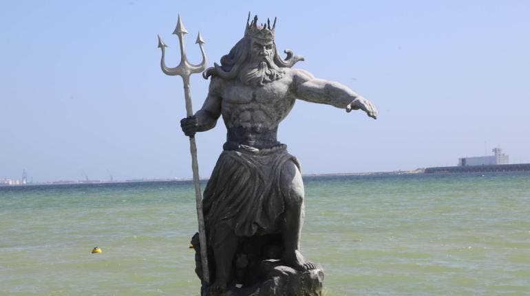 Poseidon estatua playa Progreso clausuran