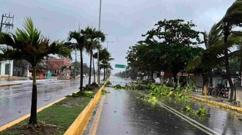  Restablecen actividades en Quintana Roo tras paso de huracán ‘Beryl’