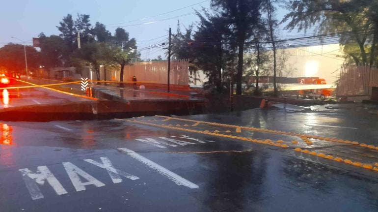Se abre socavón de 12 metros en Zapopan, Jalisco 