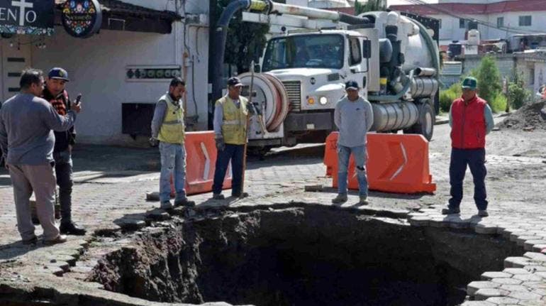 Se abre socavón de 15 metros en San Andrés Cholula, Puebla