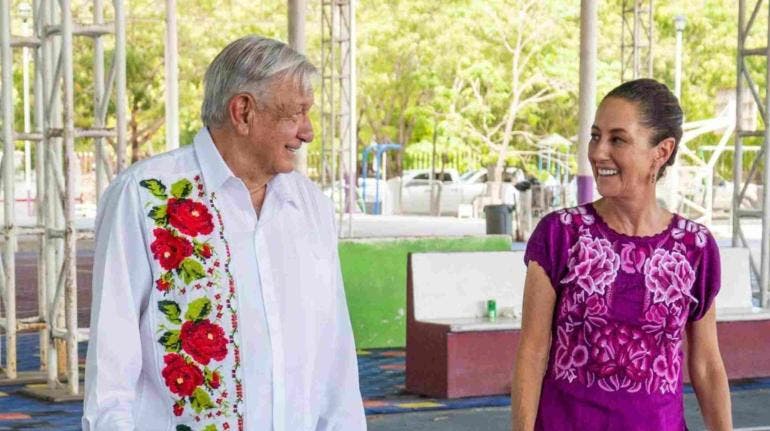 Sheinbaum toma vuelo comercial para cuarta gira con AMLO