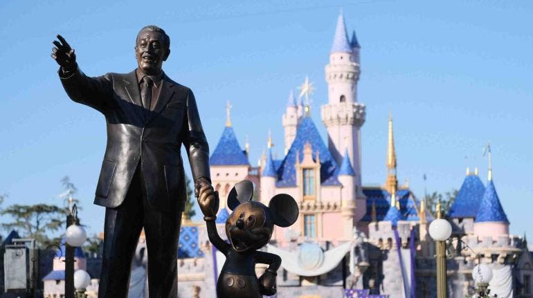 Trabajadores de Disneylandia votan a favor de una huelga, la primera en 40 años