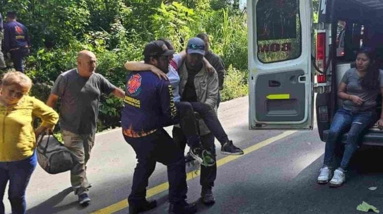 Al menos 20 lesionados tras caer camión de pasajeros a un barranco en Veracruz