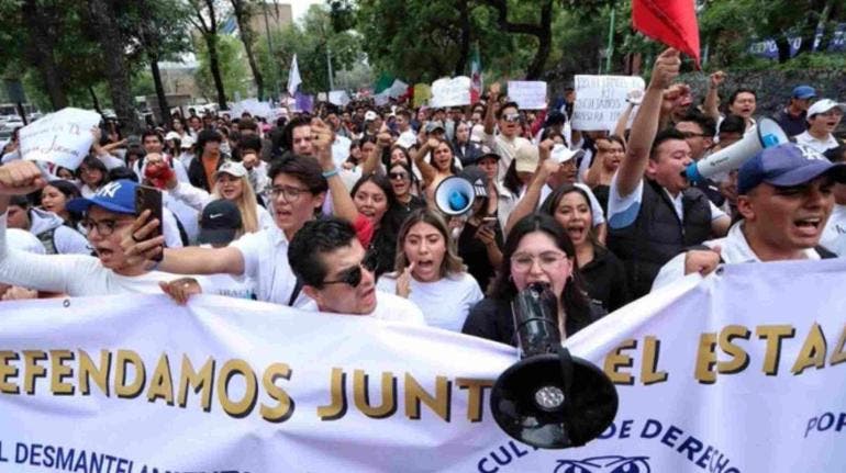 AMLO a estudiantes de la UNAM por marcha contra reforma Judicial: ‘Los están engañando’