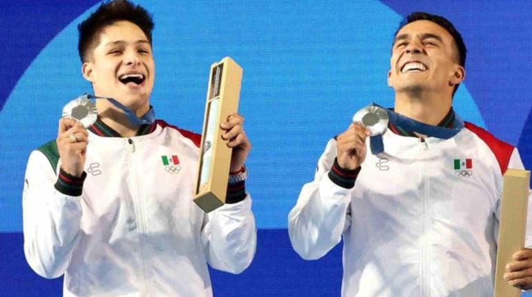 AMLO felicita a Osmar Celaya y Juan Olvera por ganar medalla de plata en París 2024
