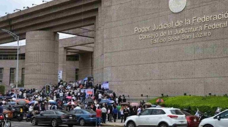AMLO pide no suspender el salario a trabajadores del Poder Judicial en paro