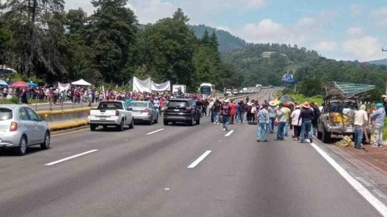 Bloqueo en la México-Puebla: AMLO pide a campesinos no dejarse manipular 