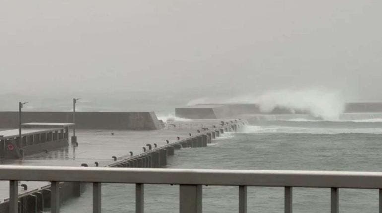 Cientos de vuelos y trenes cancelados en Japón por tifón ‘Ampil’