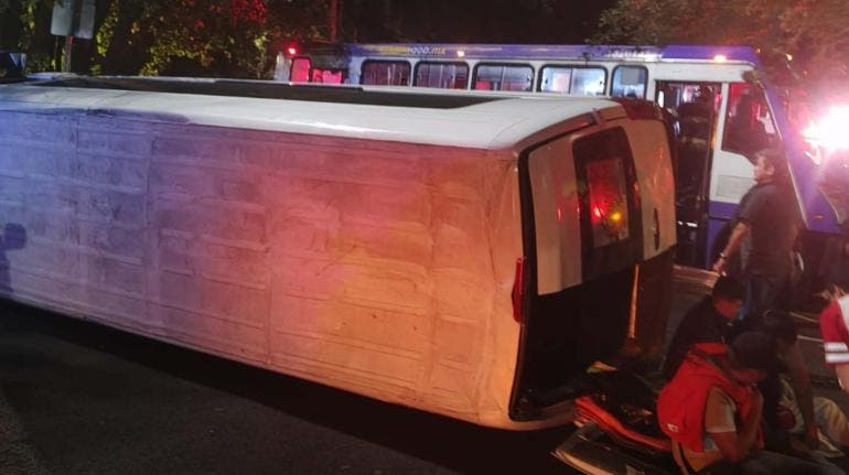 Camioneta se vuelca