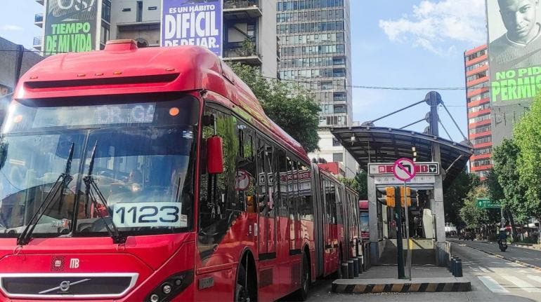 Día soleado en la Avenida de los insurgentes
