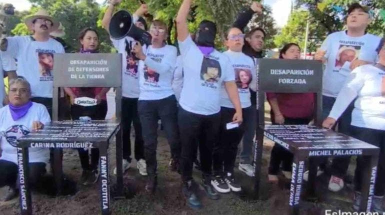 Familias de desaparecidos montan un ‘antimonumento’ frente de la Fiscalía de Puebla 