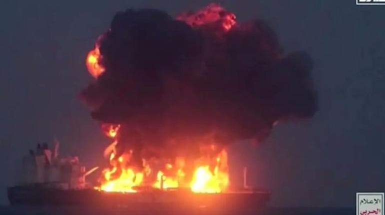 Incendio en buque petrolero en el mar Rojo es una amenaza medioambiental, alerta UE