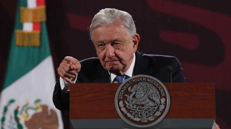 EFE Ciudad de México. - El presidente Andrés Manuel López Obrador, señaló este martes que la presidenta de la Suprema Corte de Justicia de la Nación (SCJN), Norma Piña, debería ir a juicio político por no resolver dos expedientes de pago de impuestos por 35 mil millones de pesos. “¿Qué procedería en este caso? Pues denunciarla y pedir juicio político, pero si hacemos eso imagínense, si ya fueron a la OEA (Organización de Estados Americanos), ¡uy, qué miedo!, ahora irían a quejarse con el rey de España o a