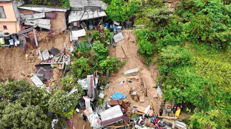 Mueren tres menores por derrumbe de un paredón en Jiutepec, Morelos