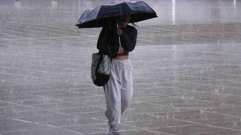 ¡No sueltes el paraguas! SMN prevé lluvias intensas por onda tropical 16
