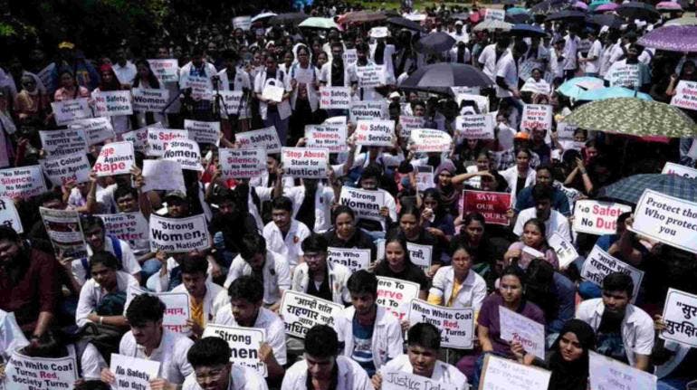 Protestas por el asesinato y violación de una médica en India