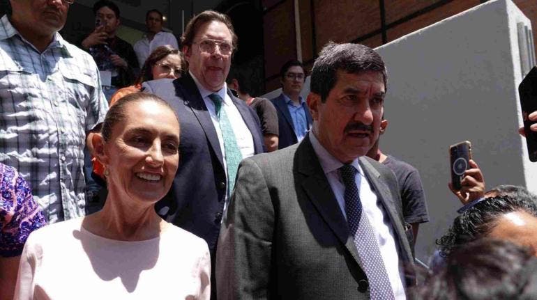 Sheinbaum descarta dejar fuera de su equipo a Javier Corral