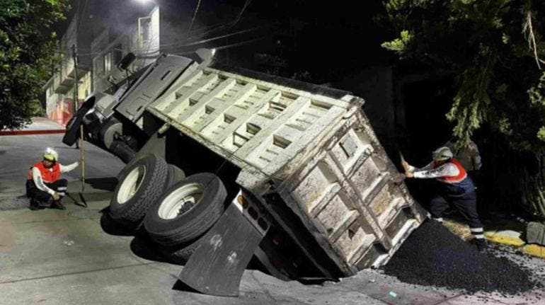 Socavón en alcaldía Iztapalapa engulle camión con chapopote 