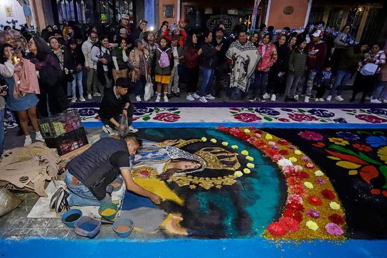 Tlaxcala: Cubren con tapetes de aserrín 7 kilómetros para la Virgen de la Caridad (EFE)