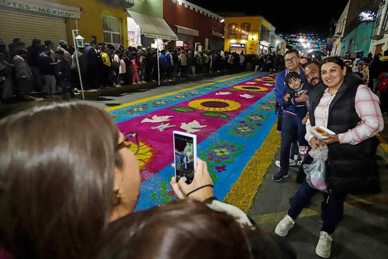 Tlaxcala: Cubren con tapetes de aserrín 7 kilómetros para la Virgen de la Caridad (EFE)