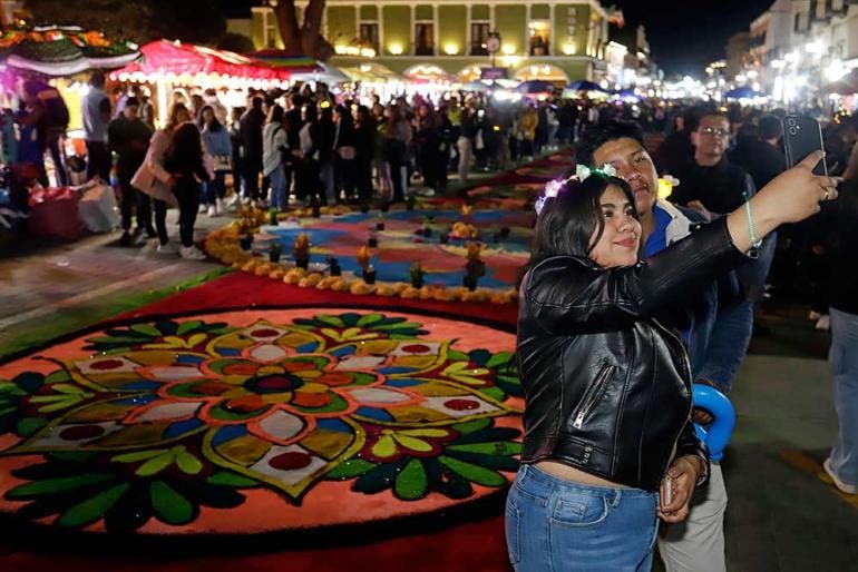 Tlaxcala: Cubren con tapetes de aserrín 7 kilómetros para la Virgen de la Caridad (EFE)