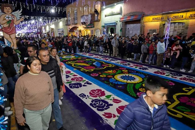Tlaxcala: Cubren con tapetes de aserrín 7 kilómetros para la Virgen de la Caridad (EFE)