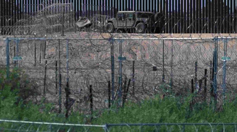 Texas amplía alambrada antimigrantes en la frontera con México