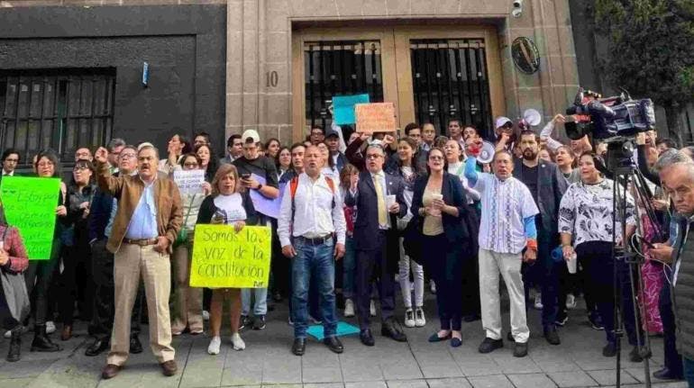  Trabajadores de SCJN cierran accesos en rechazo a reforma judicial