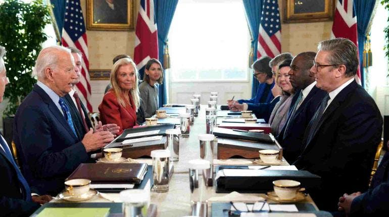 Biden y Starmer se reúnen para discutir uso de misiles contra Rusia 