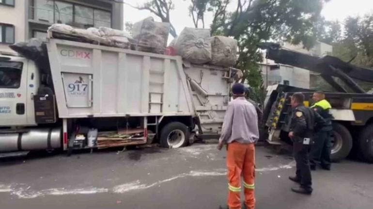 Camión de basura cae en socavón en Benito Juárez 