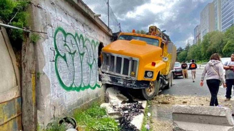 (video) Camión se impacta contra fachada de una casa en Santa Fe
