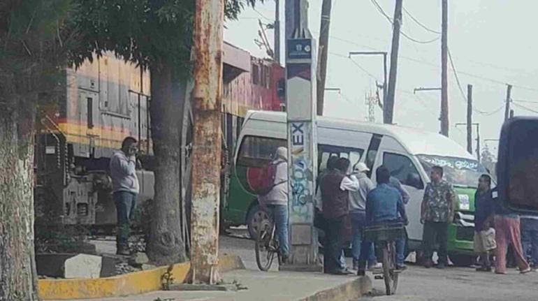 Combi intenta ganarle al tren y provoca accidente en Cuautitlán Izcalli; hay tres lesionados