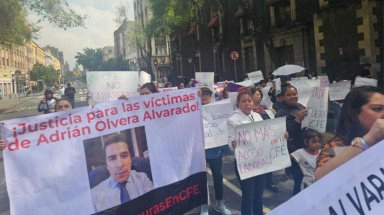 Mujeres protestan contra designación de Adrián Olvera en CFE por acoso