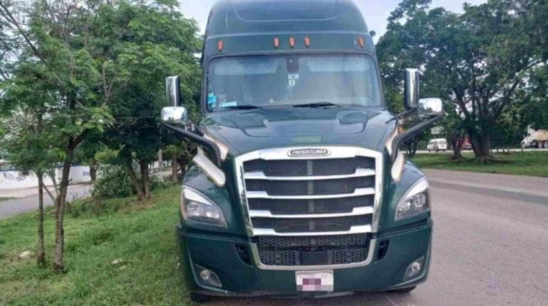 Joven intoxicado roba tráiler en periférico de Mérida para conducirlo