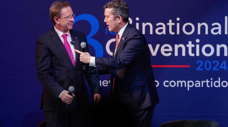 El embajador de México en Estados Unidos, Esteban Moctezuma Barragán (i) y el presidente de la American Society of México (Amsoc), Larry Rubin