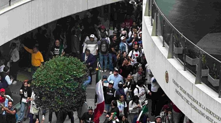 Manifestantes del Poder Judicial ingresan al Senado