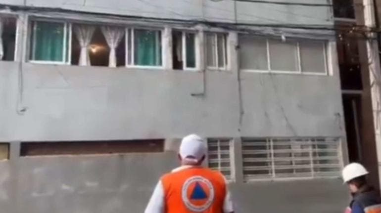 Microsismo provoca fuga y daños en edificio de la Nápoles