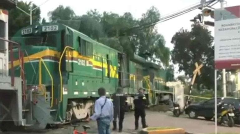 Muere conductor de bicitaxi al intentar ganarle el paso al tren en Neza