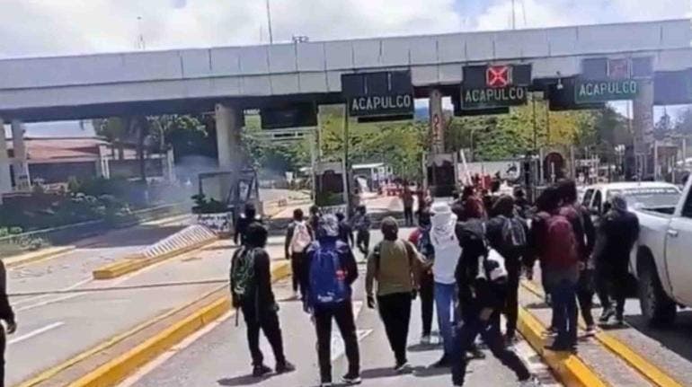 Normalistas de Ayotzinapa causan destrozos en caseta de Palo Blanco