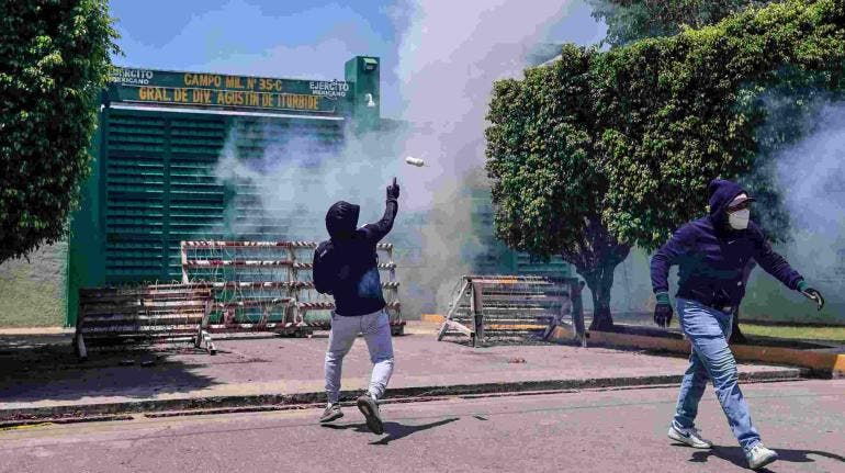 Normalistas de Ayotzinapa lanzan explosivos a cuartel militar de iguala