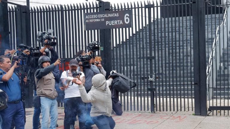 petardos Senado Ayotzinapa