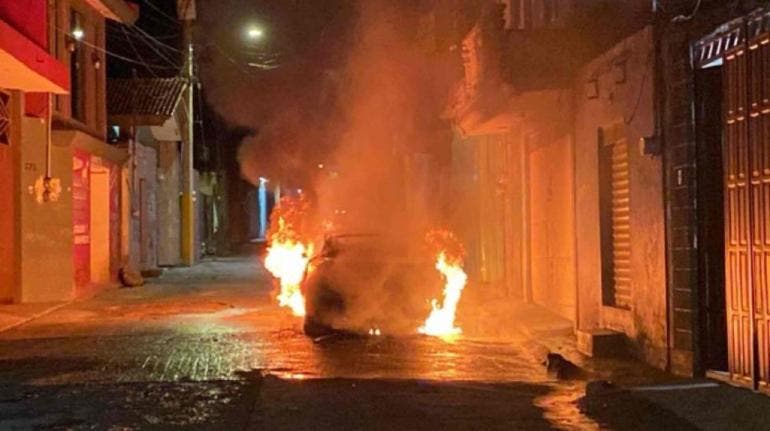 Queman dos vehículos con seis cuerpos dentro en Puebla